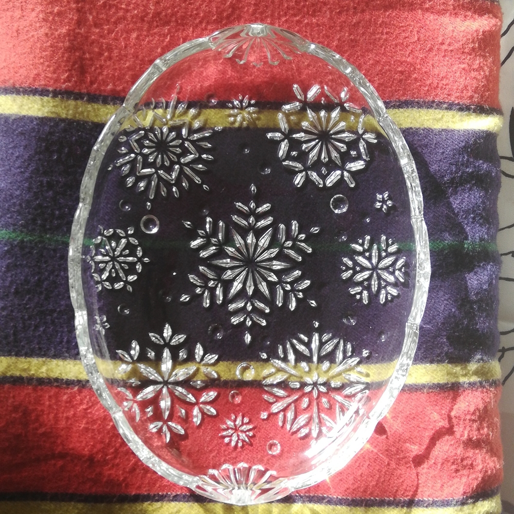 Glass snowflake serving dish